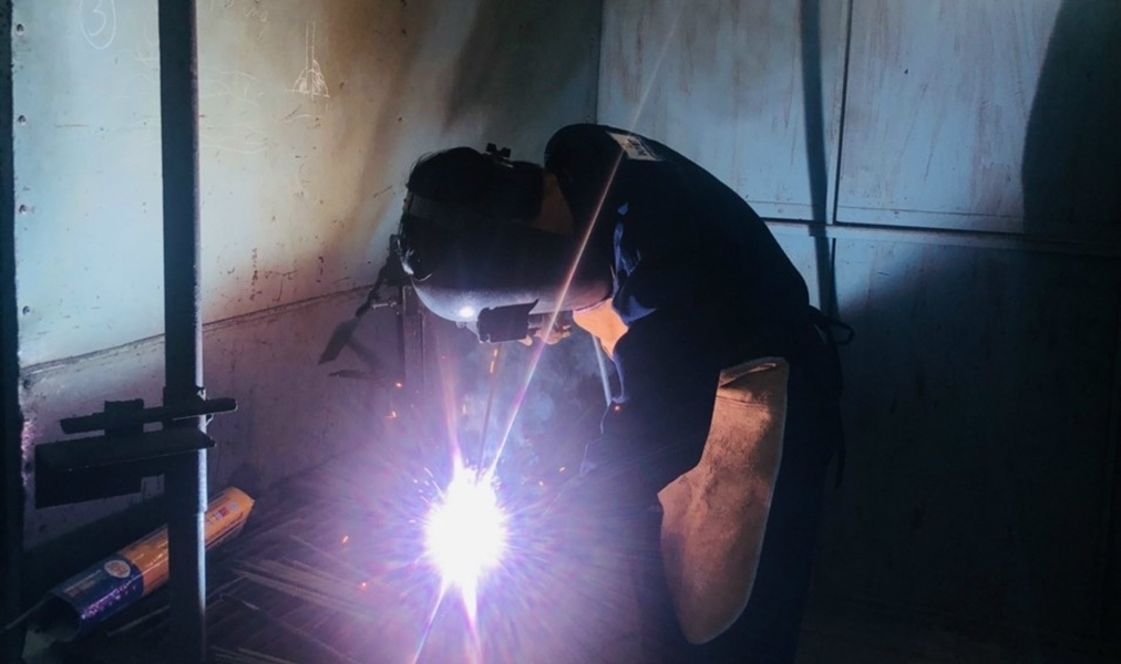 溶接　||　訓練中の実習生たち　❣