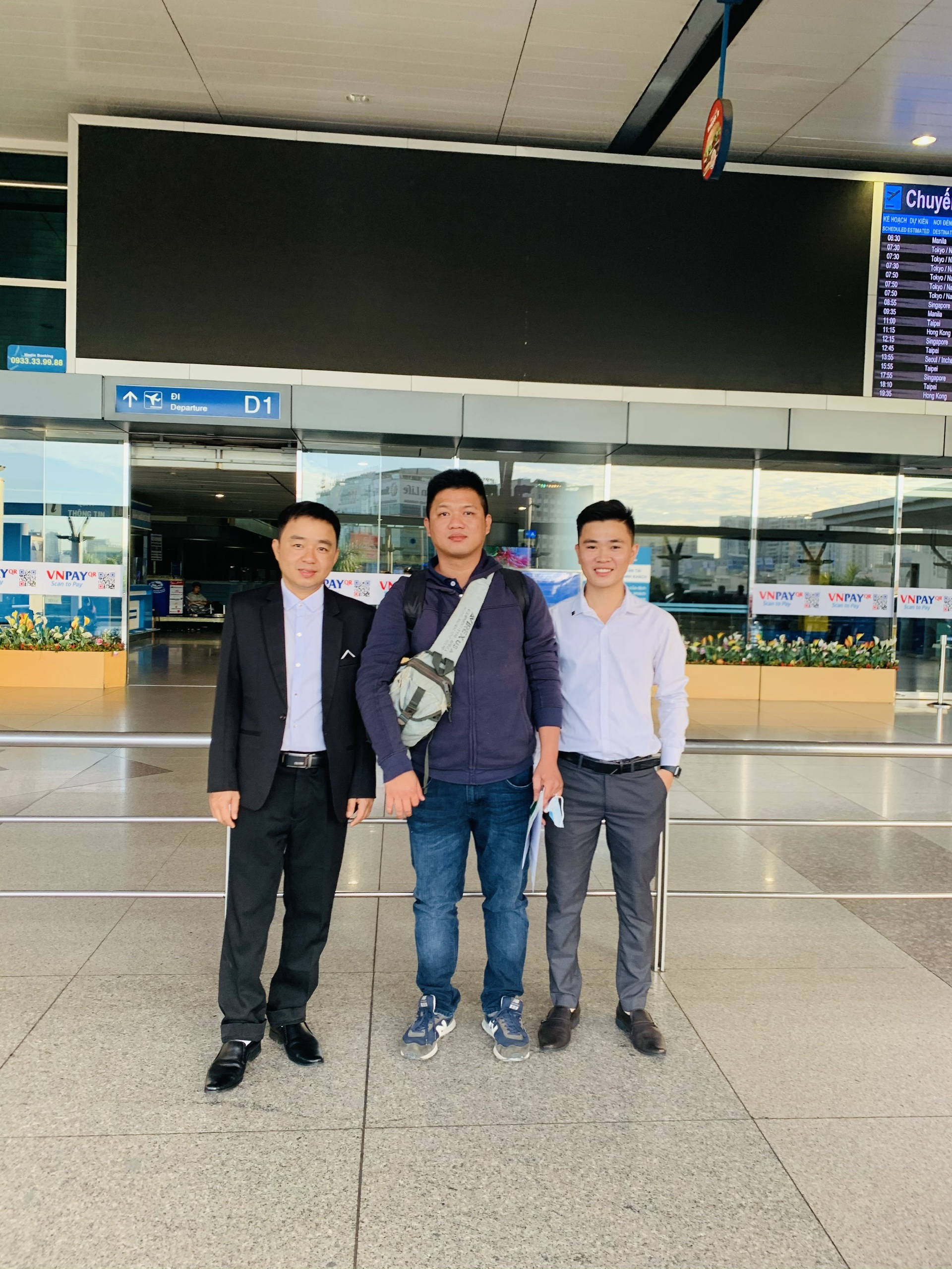 タンソンニャット空港でエンジニア2名を見送り！